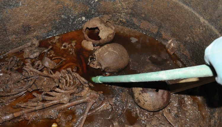 هزاران نفر خواستار نوشیدن آب تابوت سیاه شدند