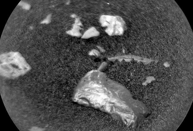 تصویر شی طلایی که مریخ نورد ناسا فرستاده است