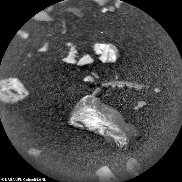 تصویر شی طلایی که مریخ نورد ناسا فرستاده است