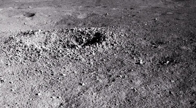 ماه‌نورد چینی در سمت تاریک ماه ماده‌ای شبیه به ژله کشف کرد