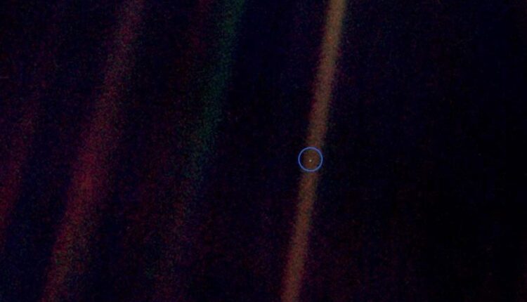 سخنرانی زیبای کارل سیگان درباره تصویر نقطه آبی کمرنگ